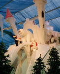 823960 Afbeelding van een ijskasteel met onder andere poppen van ijsberen en pinguins, op de kerstshow van Tuincentrum ...